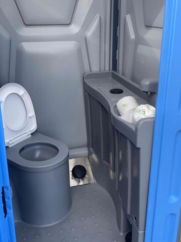 Standard vs Deluxe Porta Potty: Which Should You Rent?